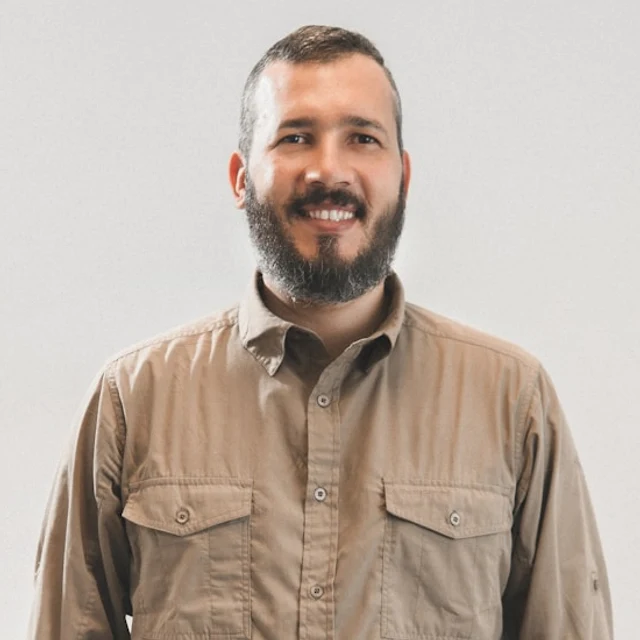Portrait d'Adam Benali, cofondateur et responsable des opérations d'AtypikHouse
