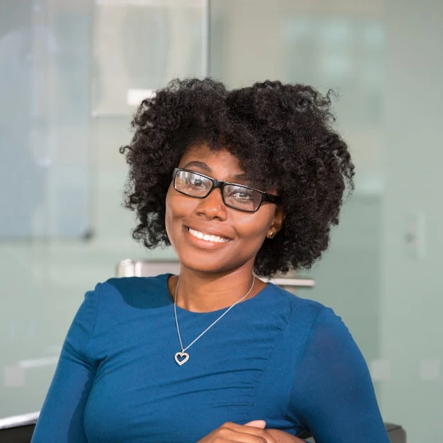 Portrait d'Elena Rodriguez, cofondatrice et responsable des partenariats d'AtypikHouse