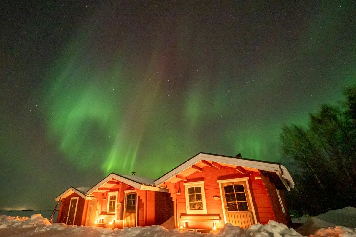 Igloo de verre sous les aurores boréales — photo 4